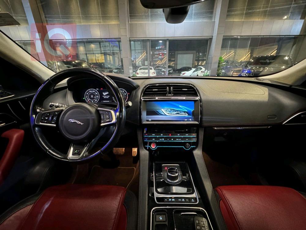 جاكوار إف-بيس